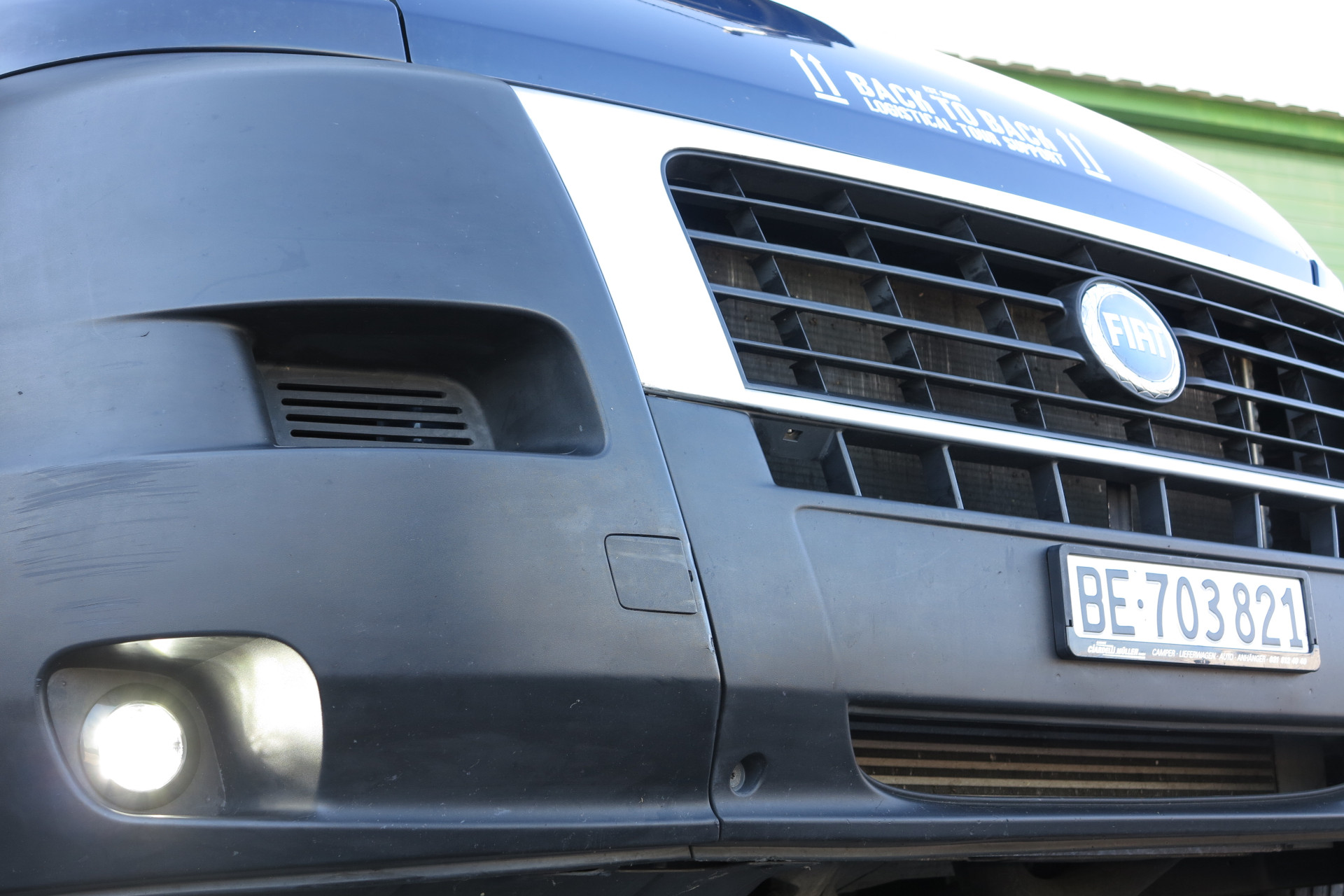 FIAT_Ducato_Hochraum_front_detail_froschperspektive.JPG